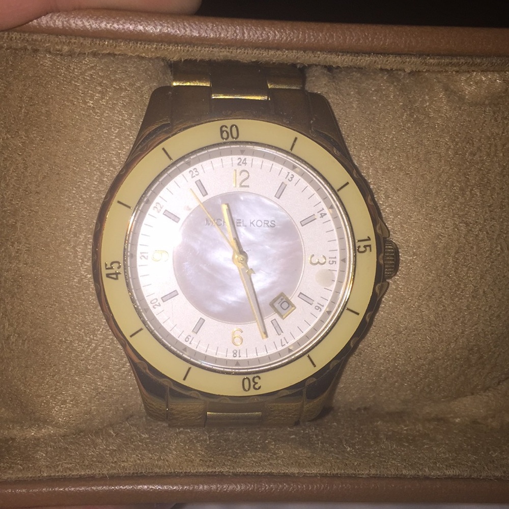 🆕 Michael Kors Gold watch with pearl